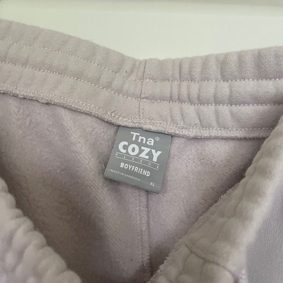 LIKE NEW Aritzia (TNA Cozy) Fleece Sweatpants in Grey Lilac - Picture 3 of 3